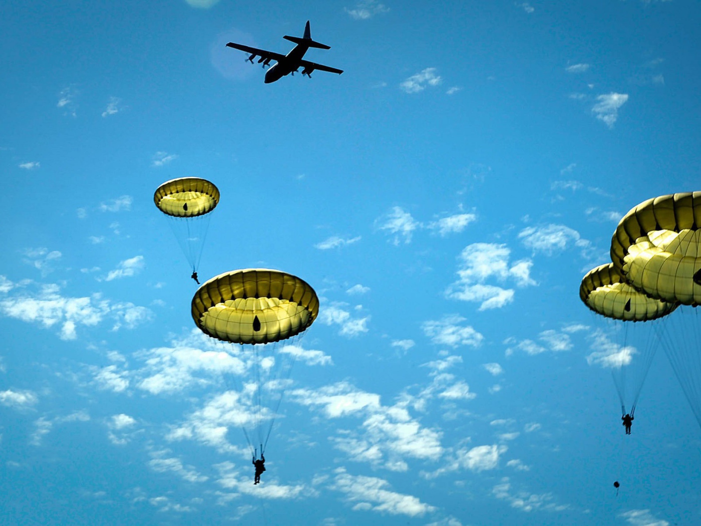 Десантники США прыгают с самолета
