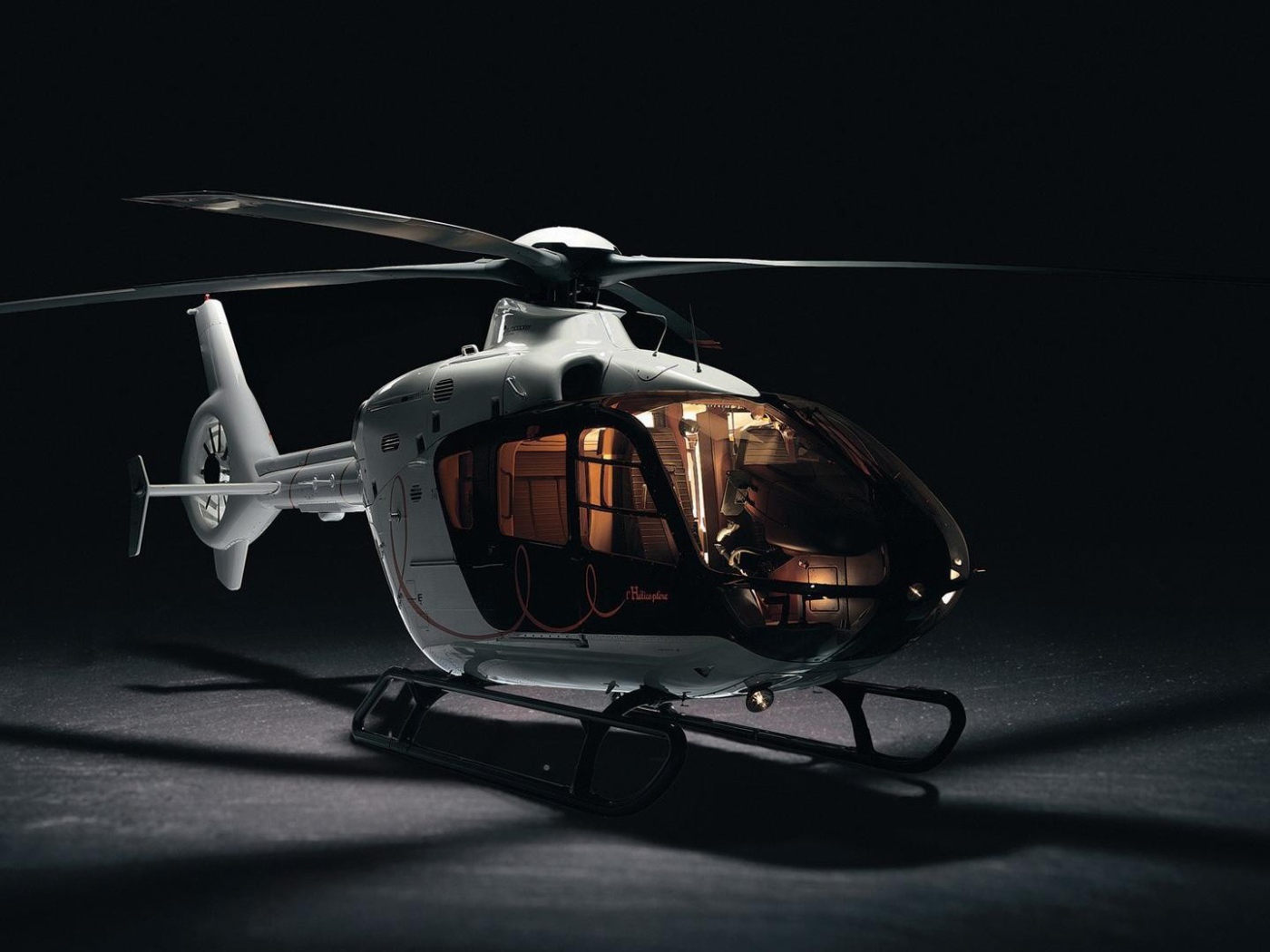 Белый частный вертолет