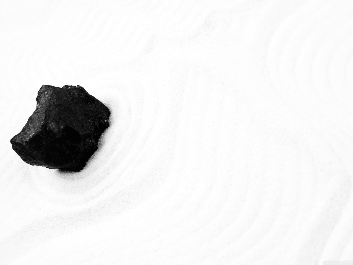 Кусочек угля на белом снегу