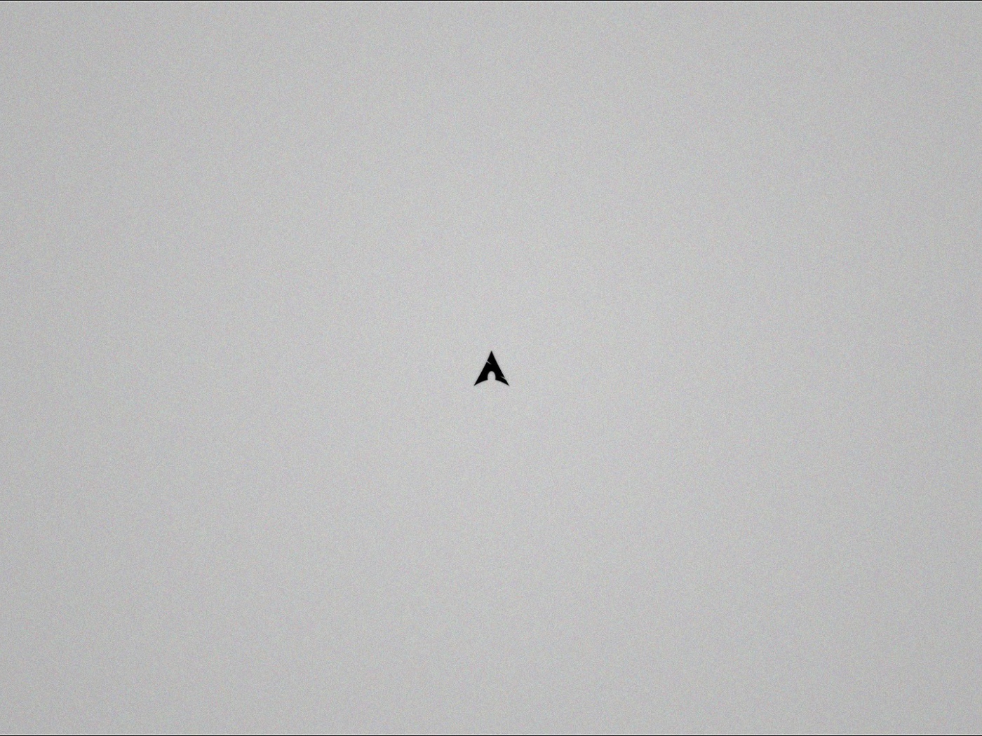 Маленький черный треугольник на сером фоне