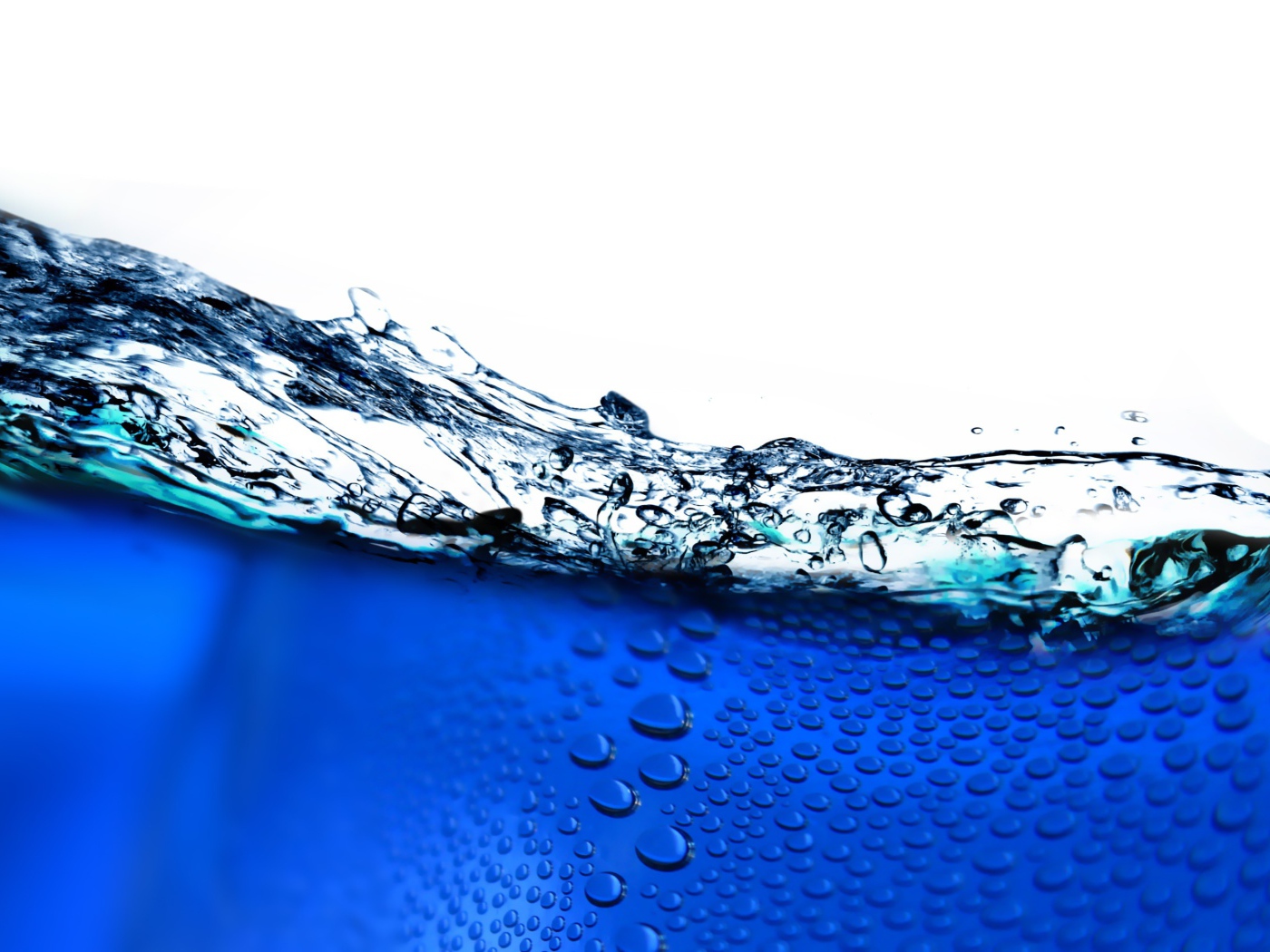 Пузыри воздуха в синей воде