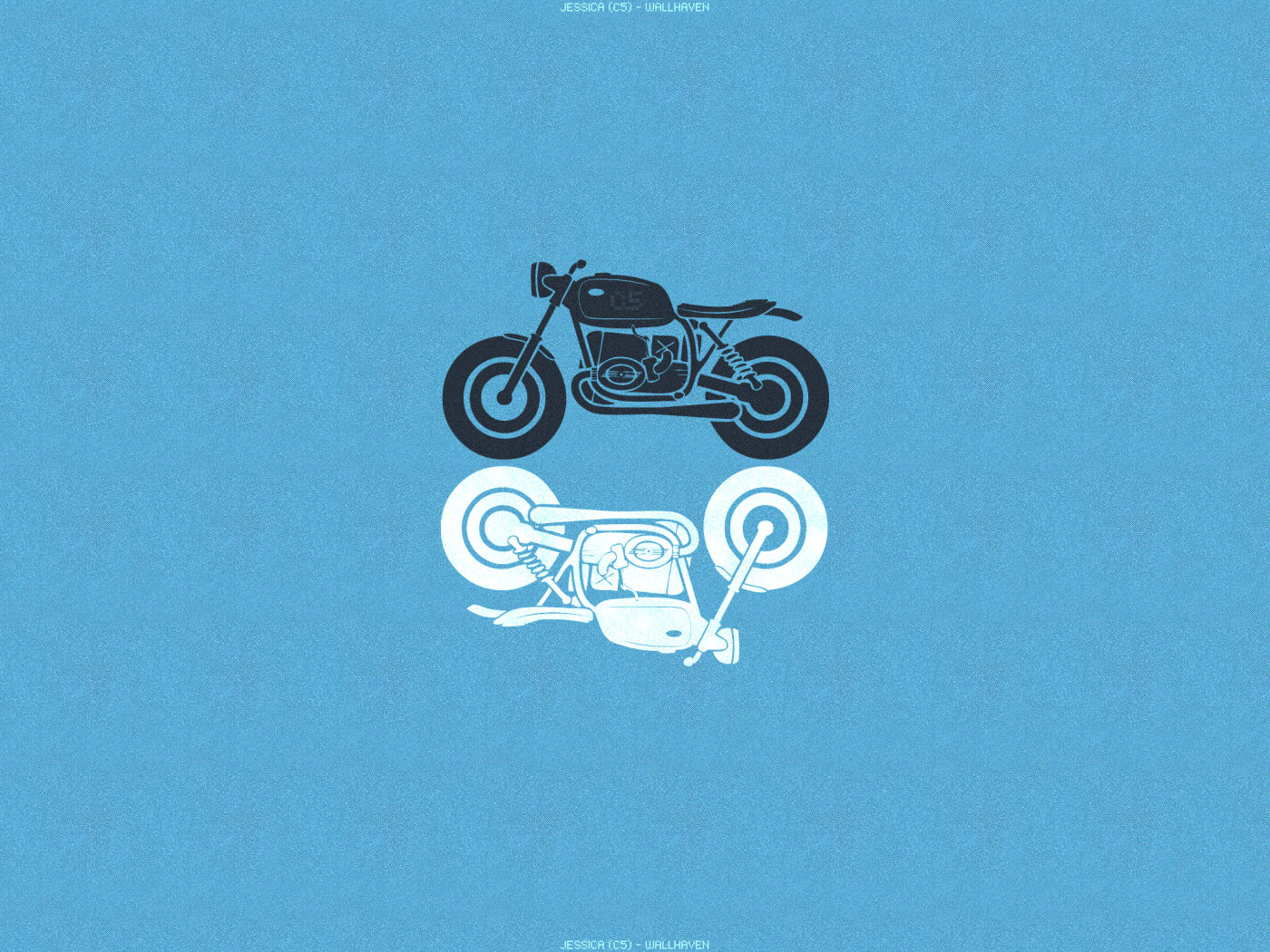 Черный и белый мотоциклы, голубой фон