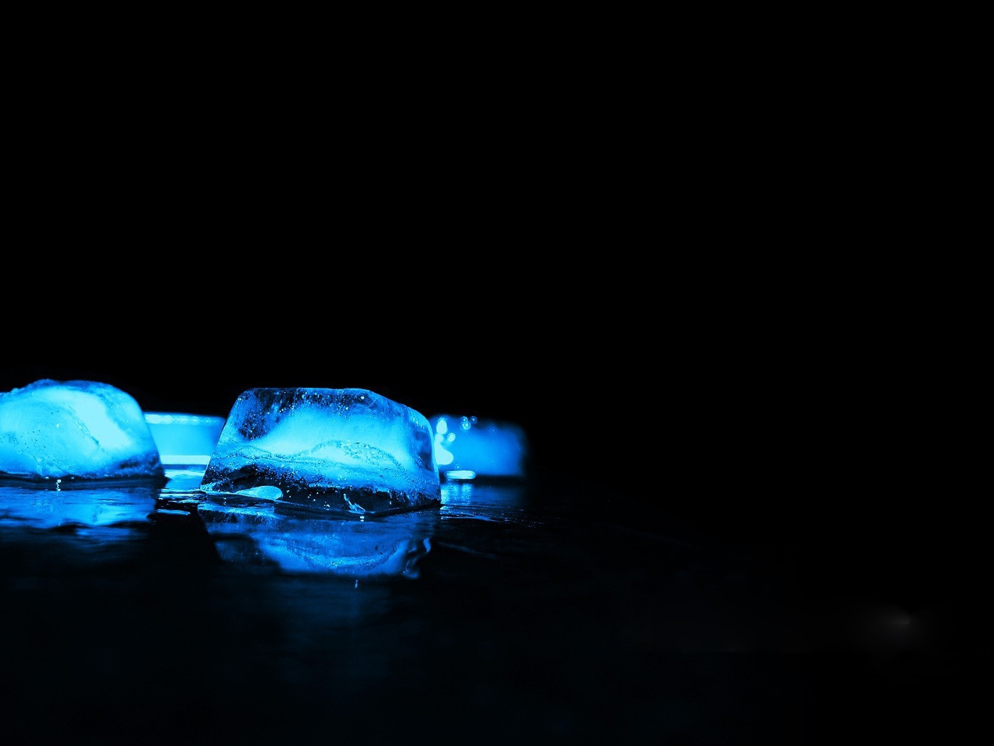Голубые кубики льда на черном фоне