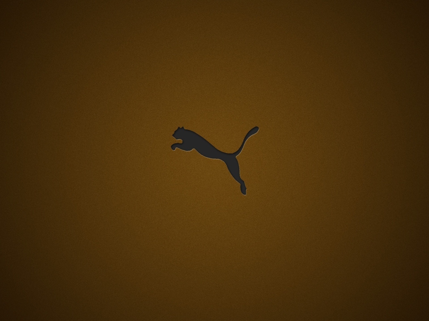 Логотип фирмы Пума на коричневом фоне