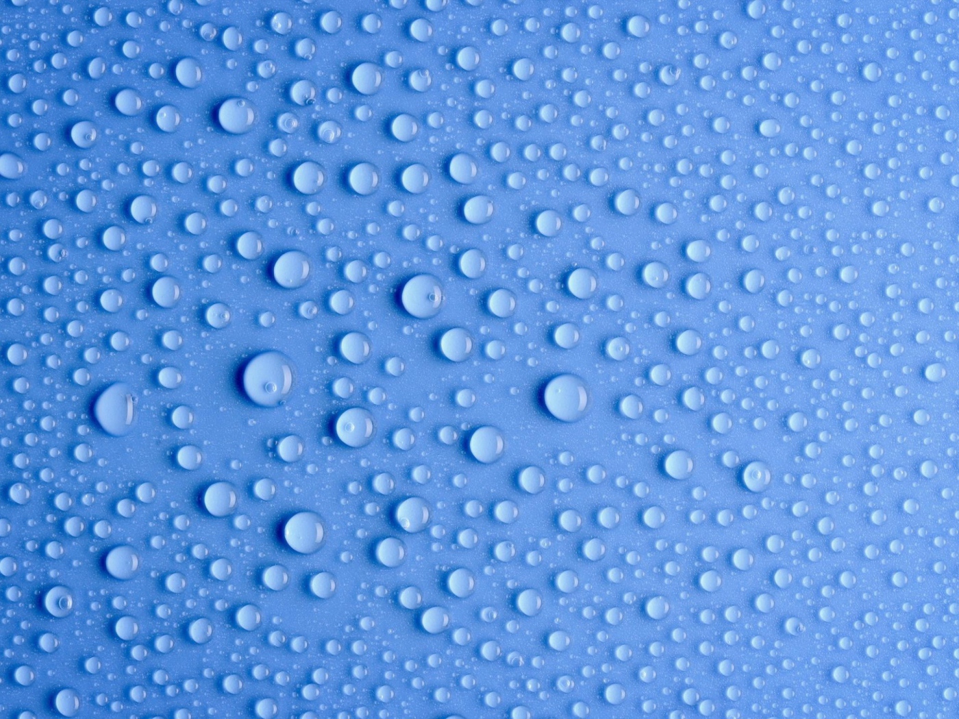 Конденсат на голубом фоне