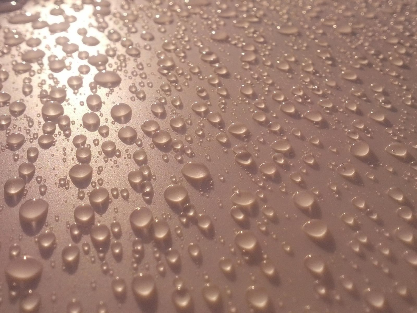 Конденсат на светлой поверхности