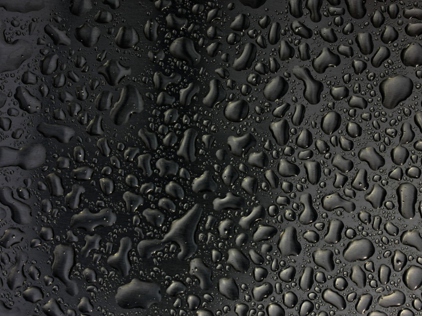 Капли конденсата, черный фон