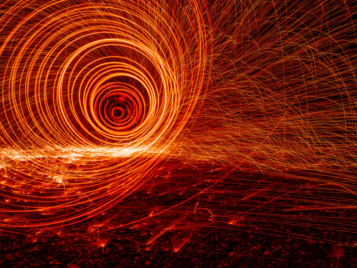 Огненная спираль, фон