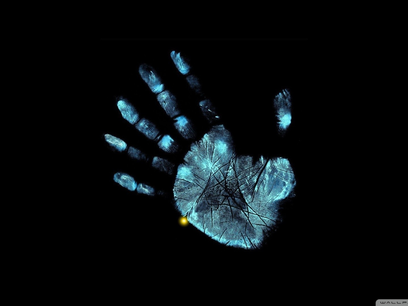 Отпечаток ладони на черном фоне