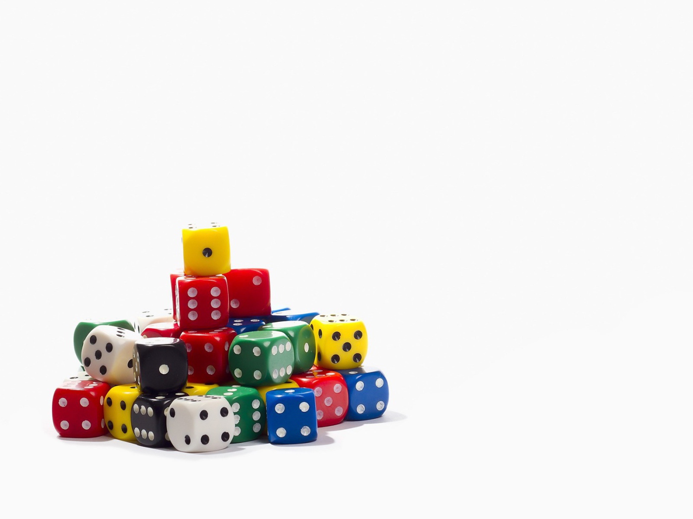 Горка разноцветных игральных костей