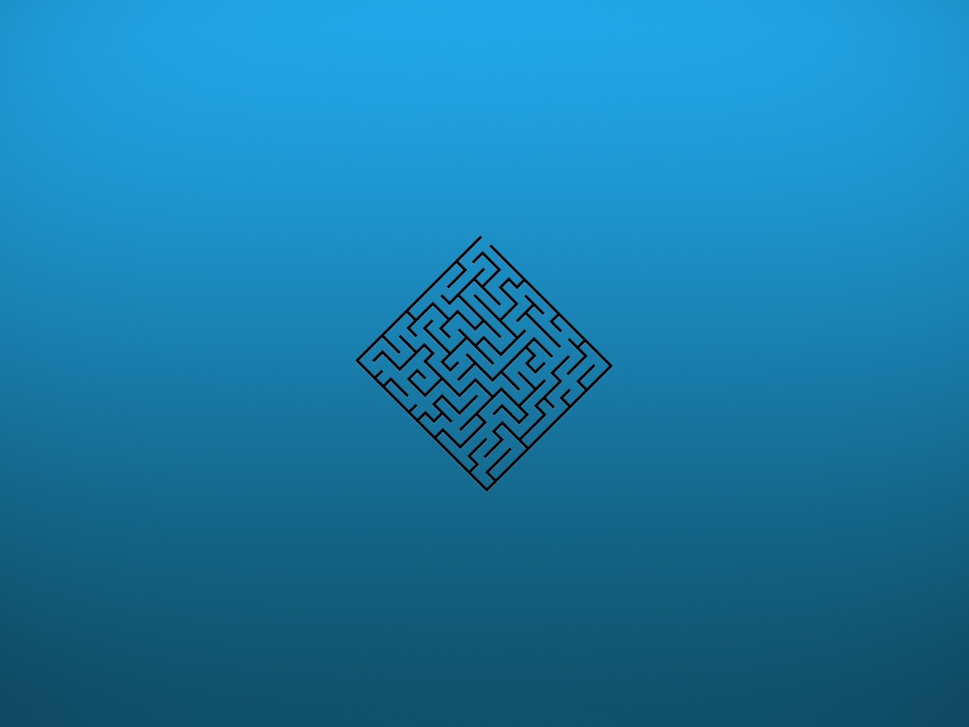 Лабиринт на голубом фоне