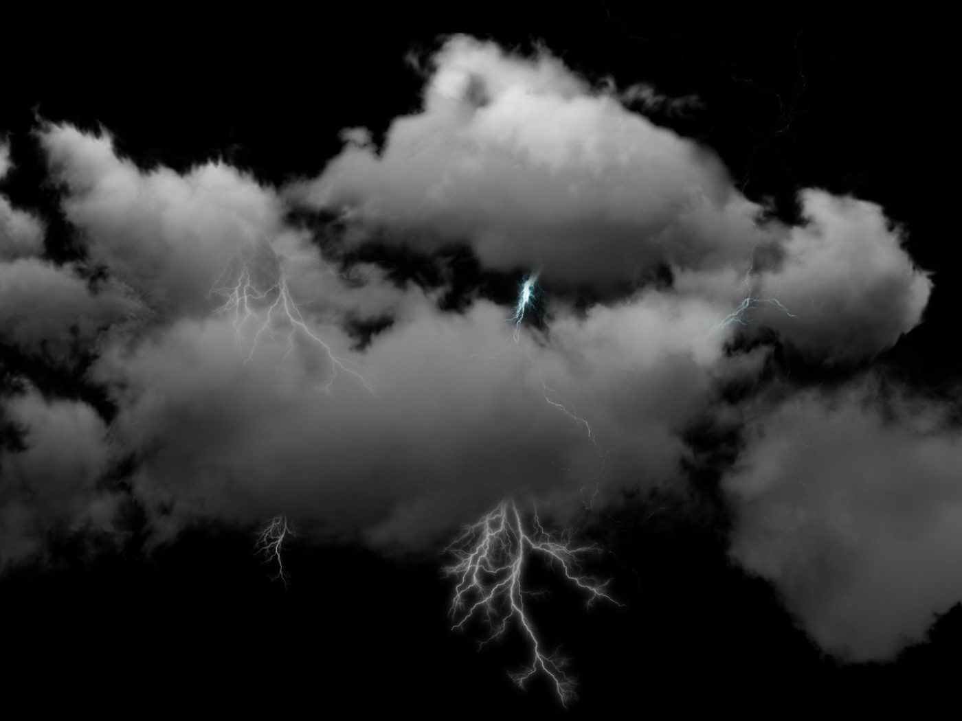 Молнии в пушистых белых облаках