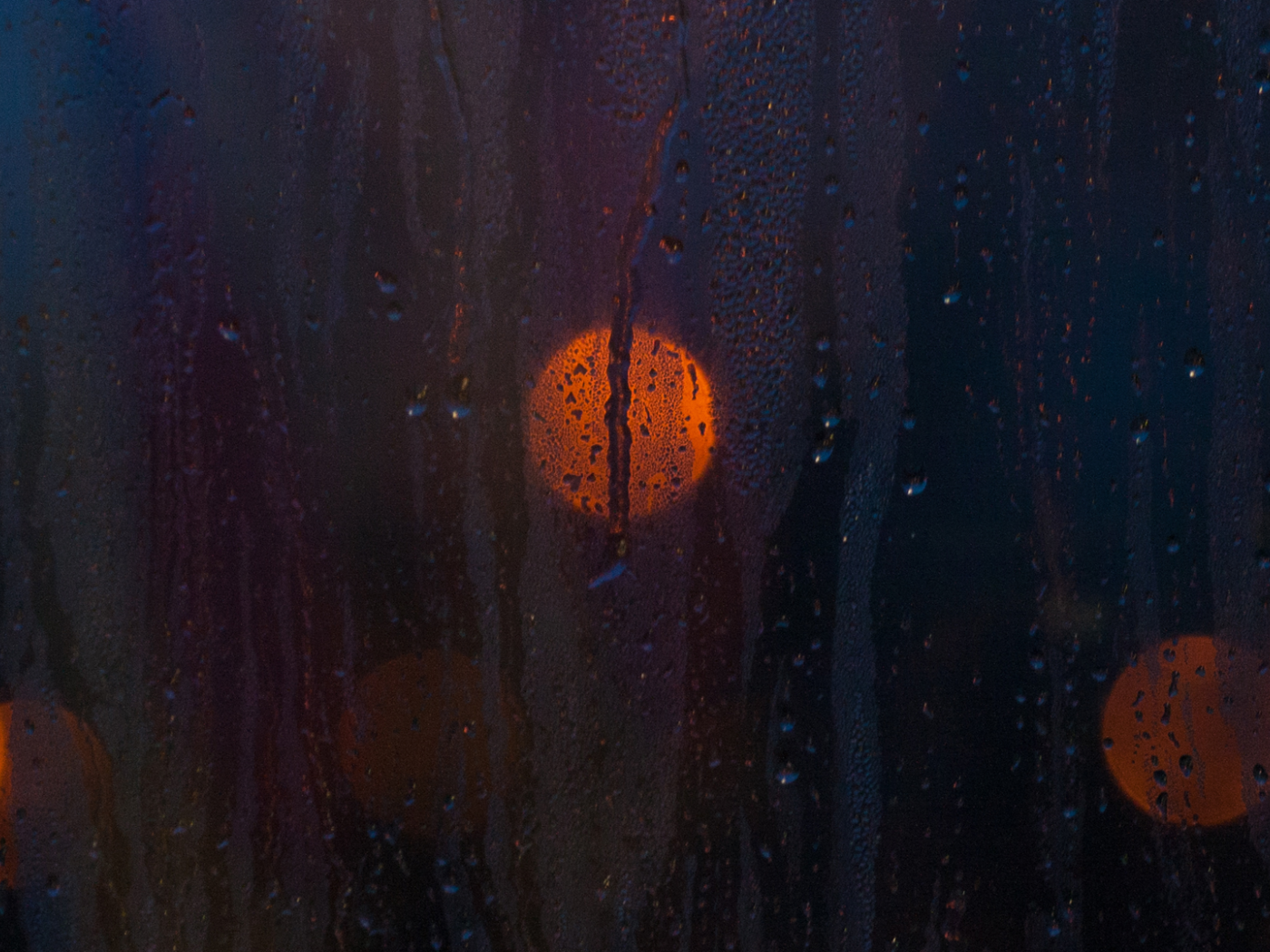 Огни за влажным стеклом