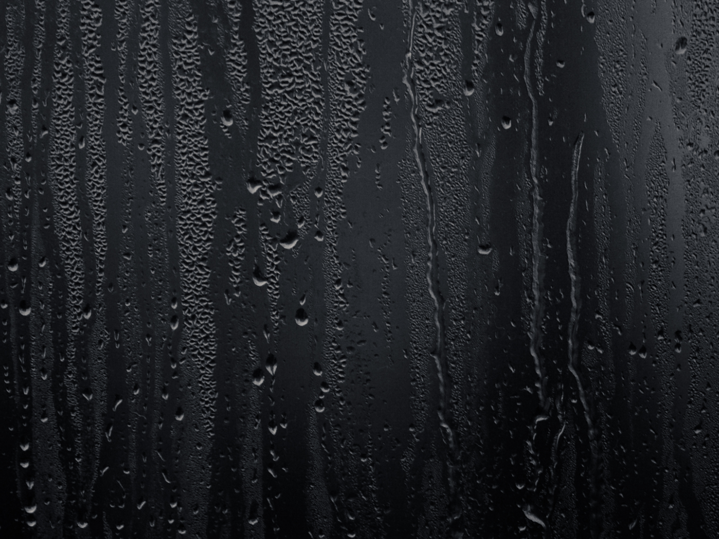 Влага на черном стекле