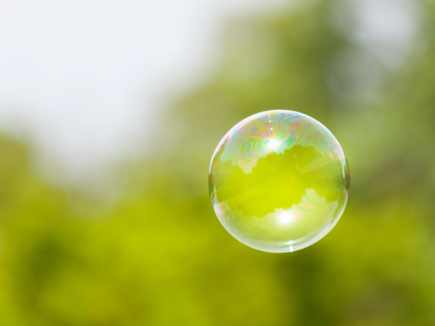 Мыльный пузырь на фоне зелени