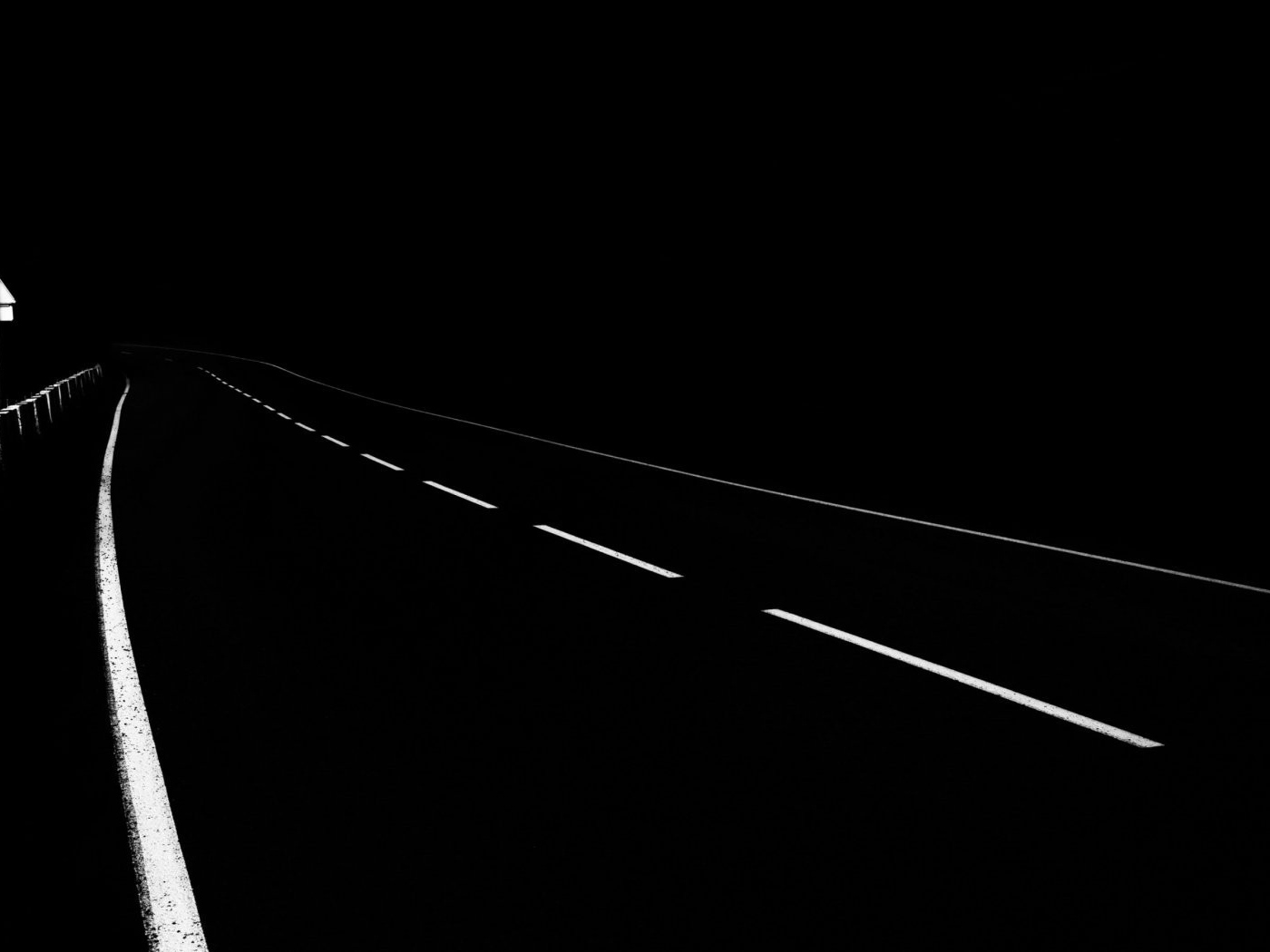 Лента шоссе, черный фон