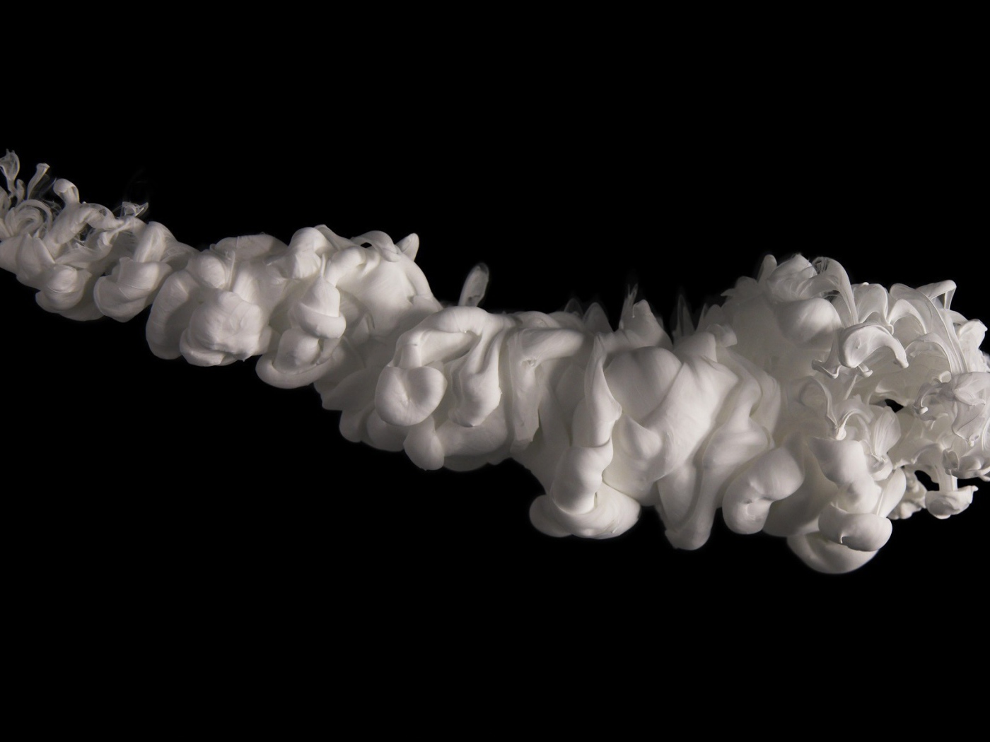 Полоса из белого дыма на черном фоне