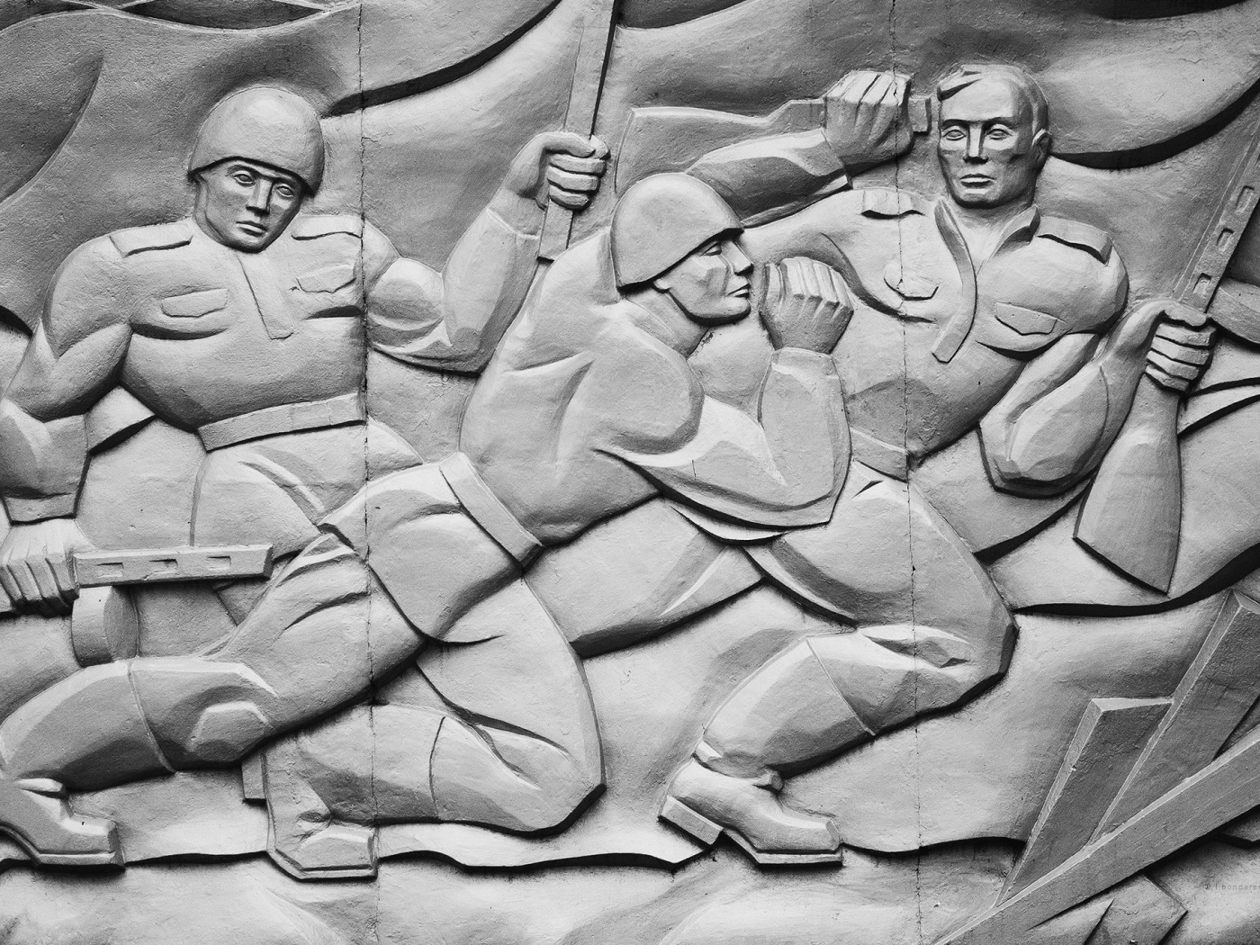Барельеф с солдатами Второй мировой войны