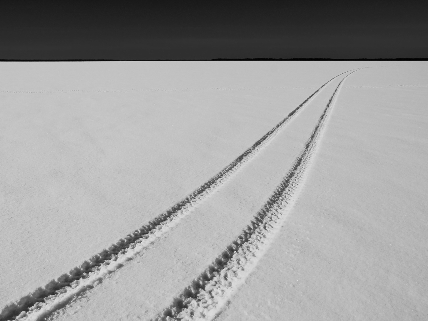 След колес на снегу уходит к горизонту