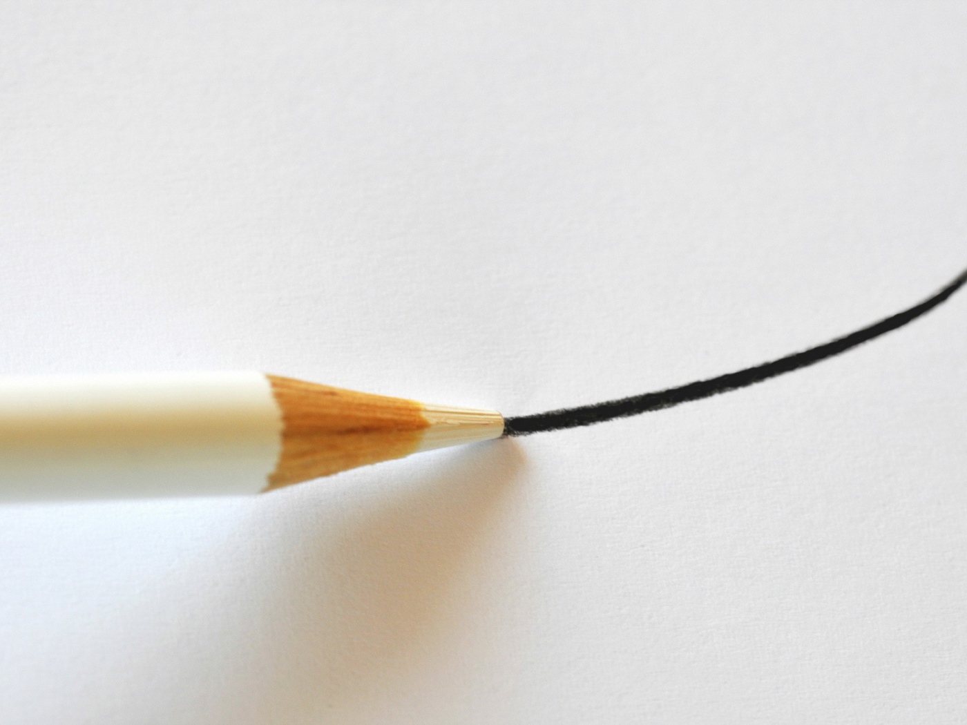 Белый карандаш рисует черную линию