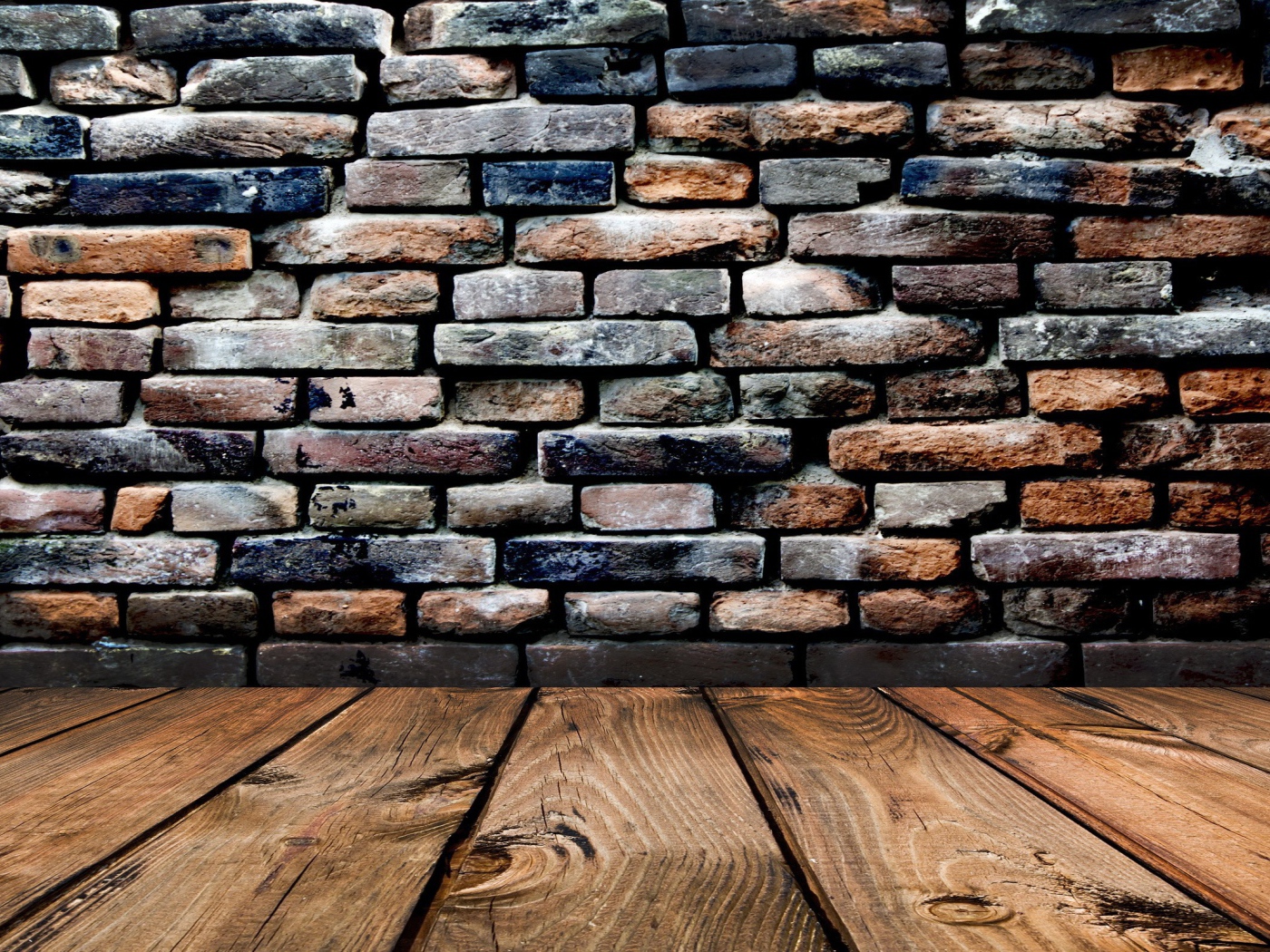 Деревянный пол, кирпичная стена