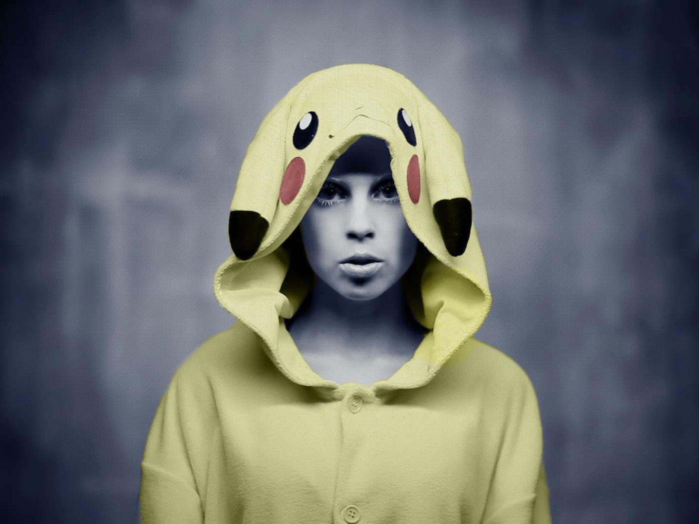 Девушка в накидке покемона