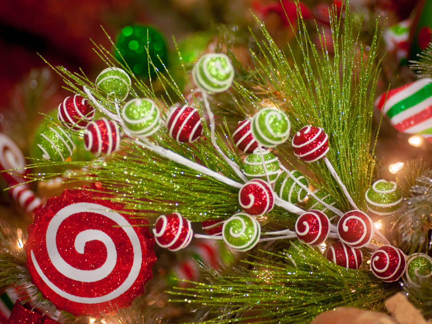 Декоративная ветка с игрушками