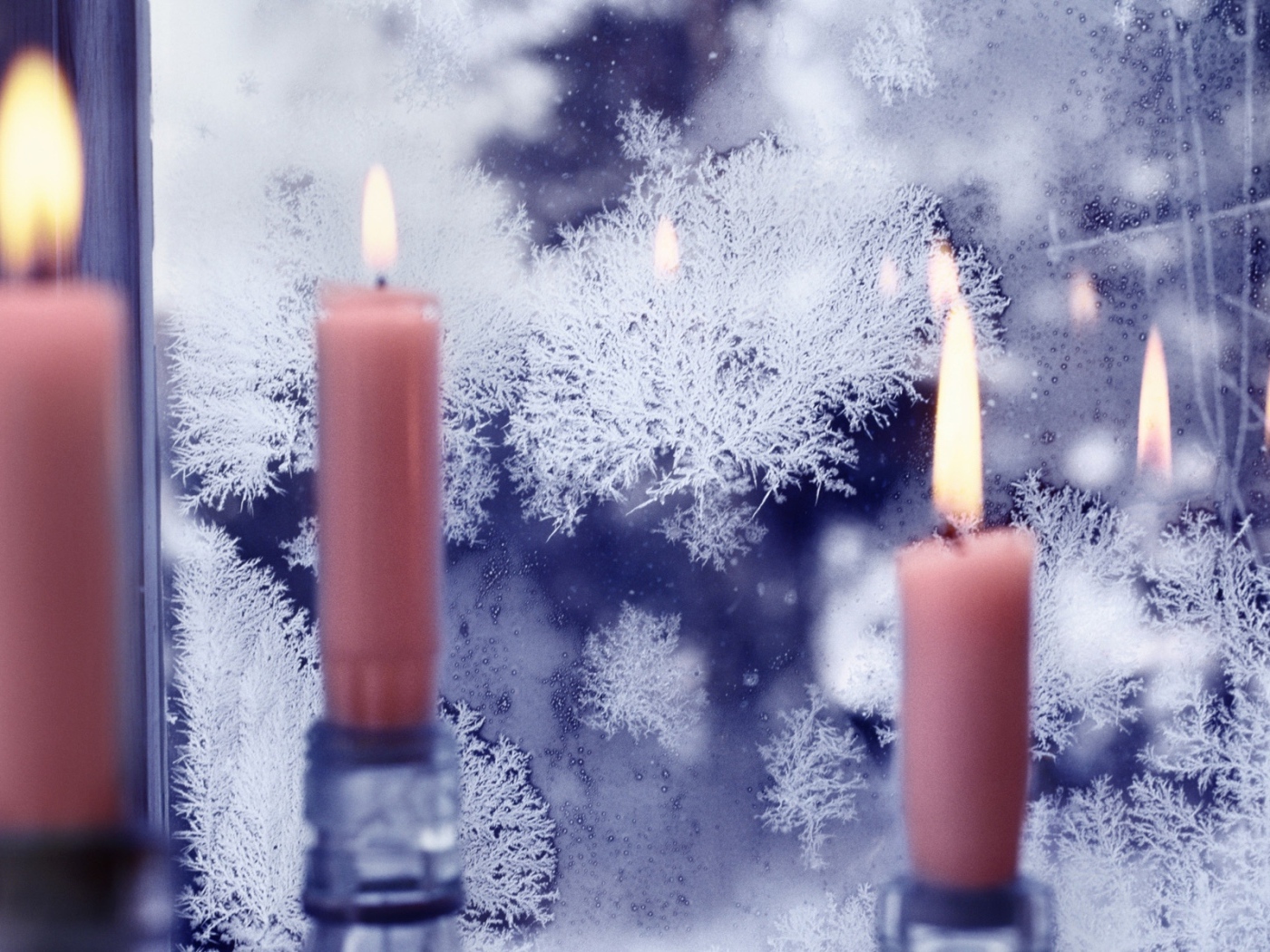 Зимний узор на стекле