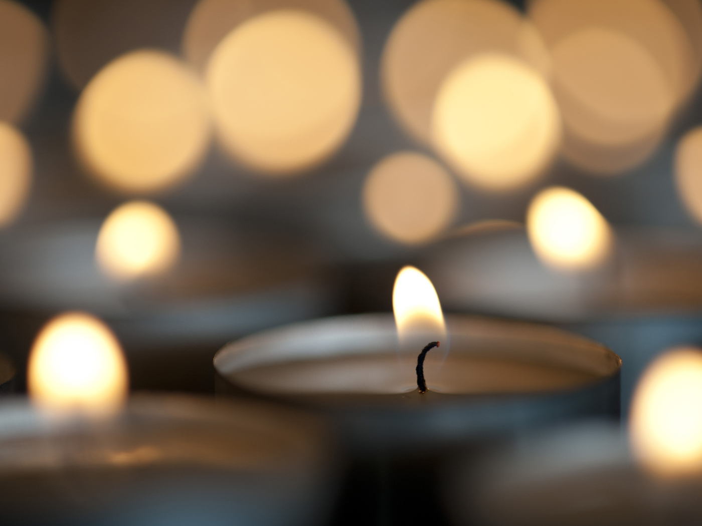 Огонь праздничных свечей