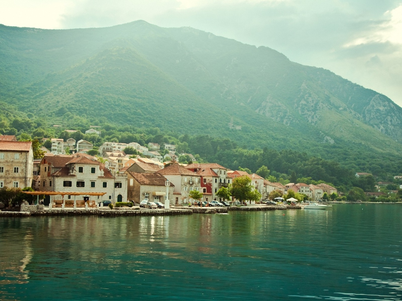 Небольшой старинный город на берегу у подножия горы