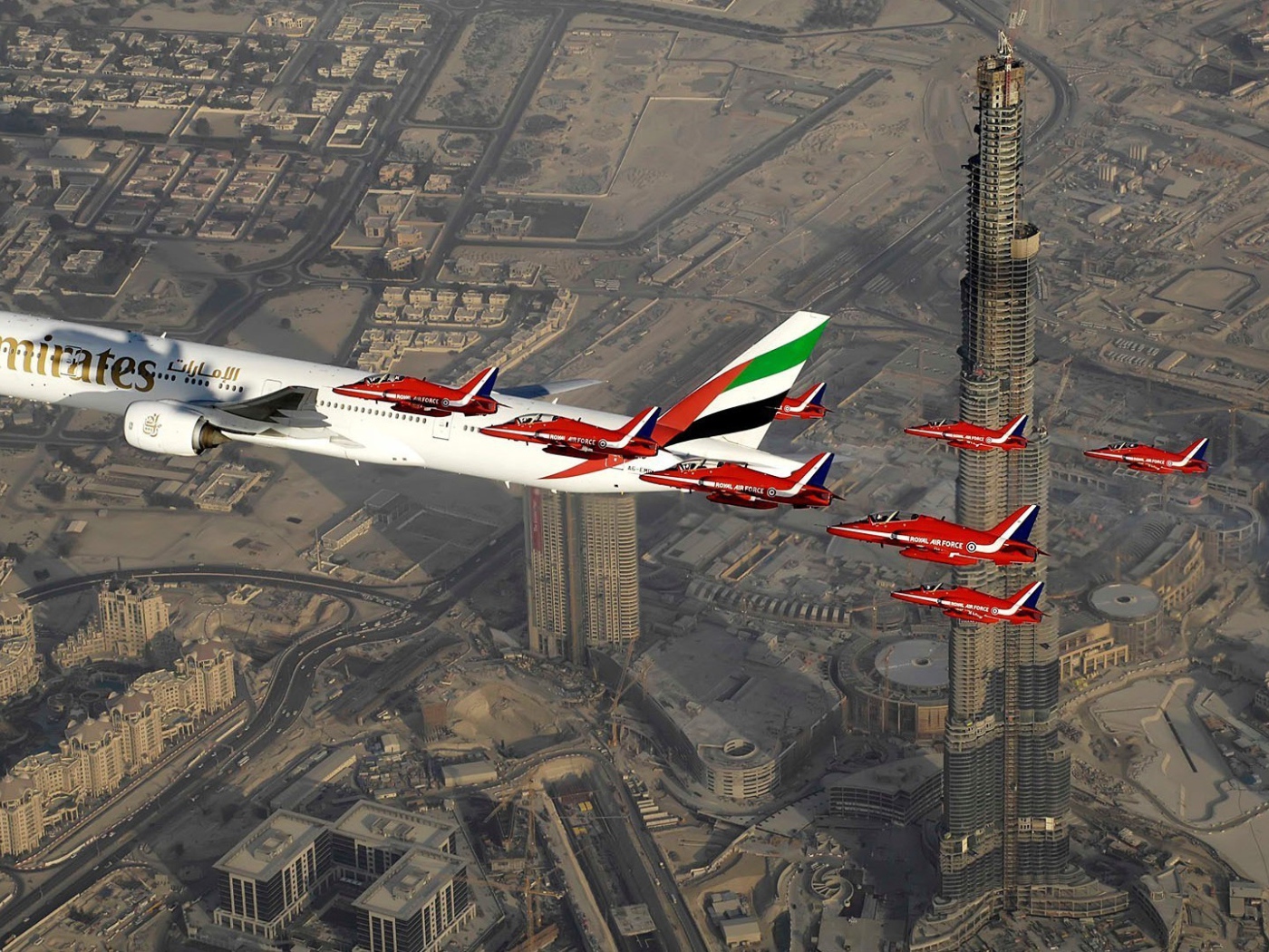 Самолеты над небоскребами в Дубаи