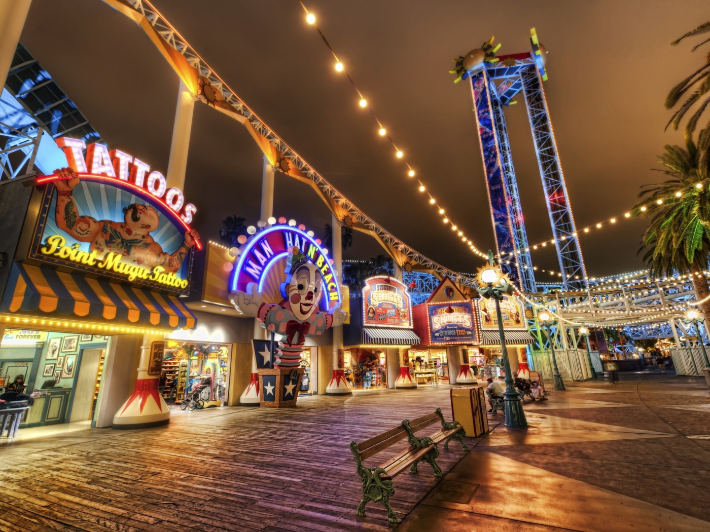 Аллея в парке развлечений