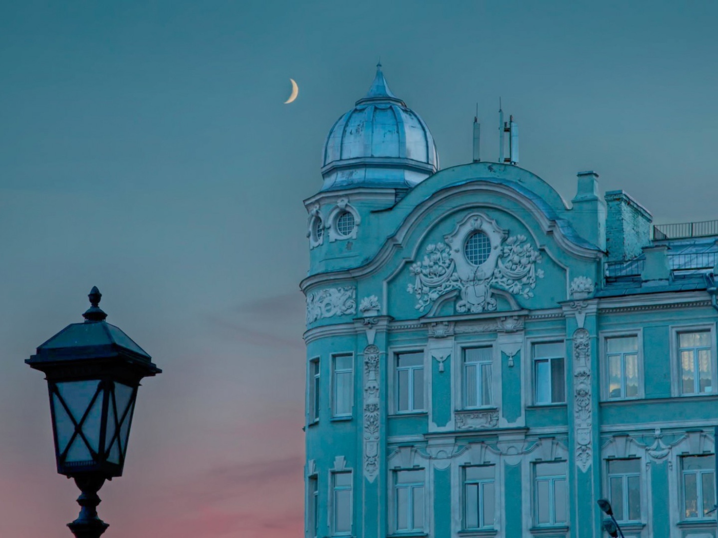 Голубое здание на фоне вечернего неба