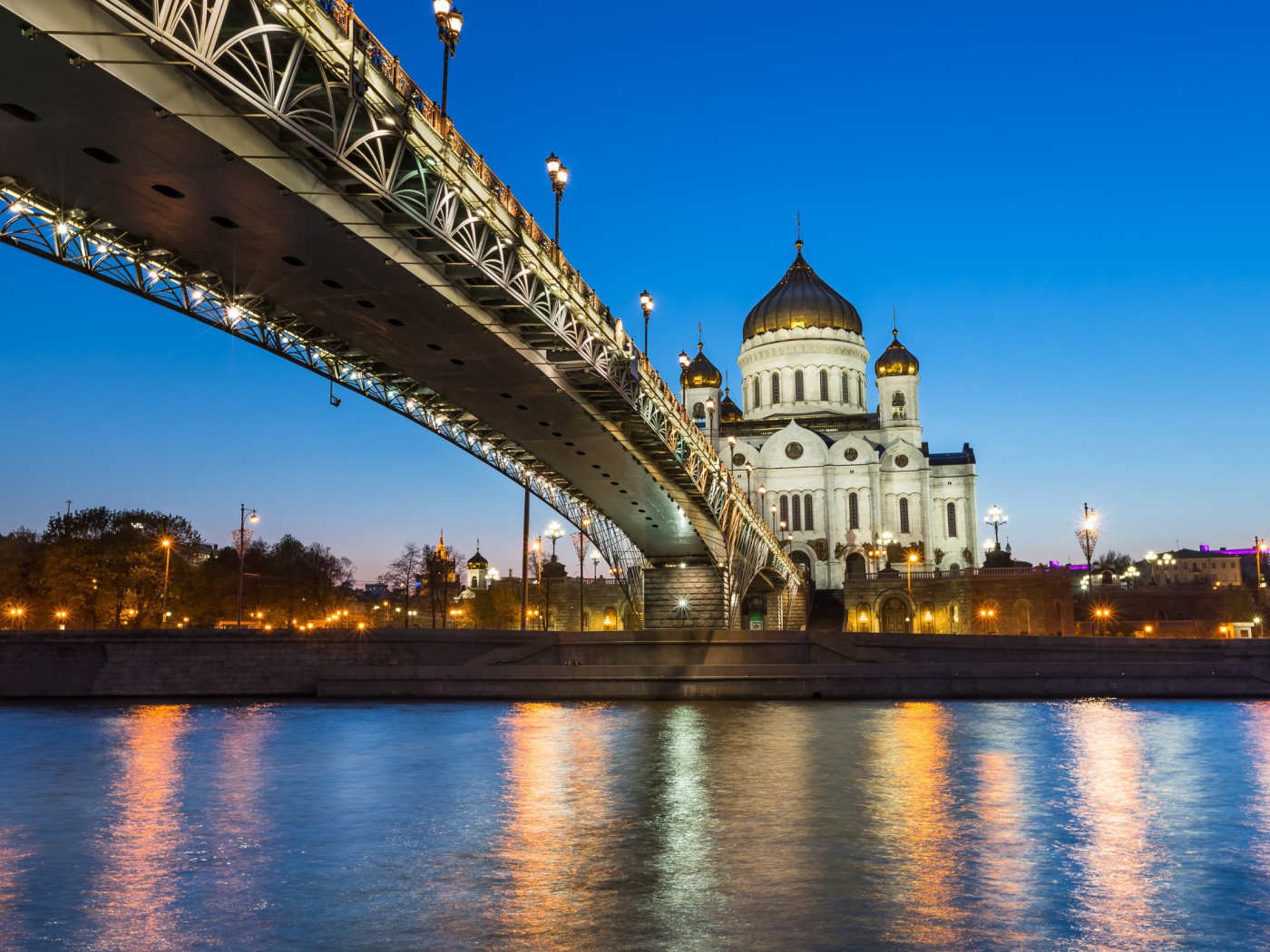 Мост у храма в Москве