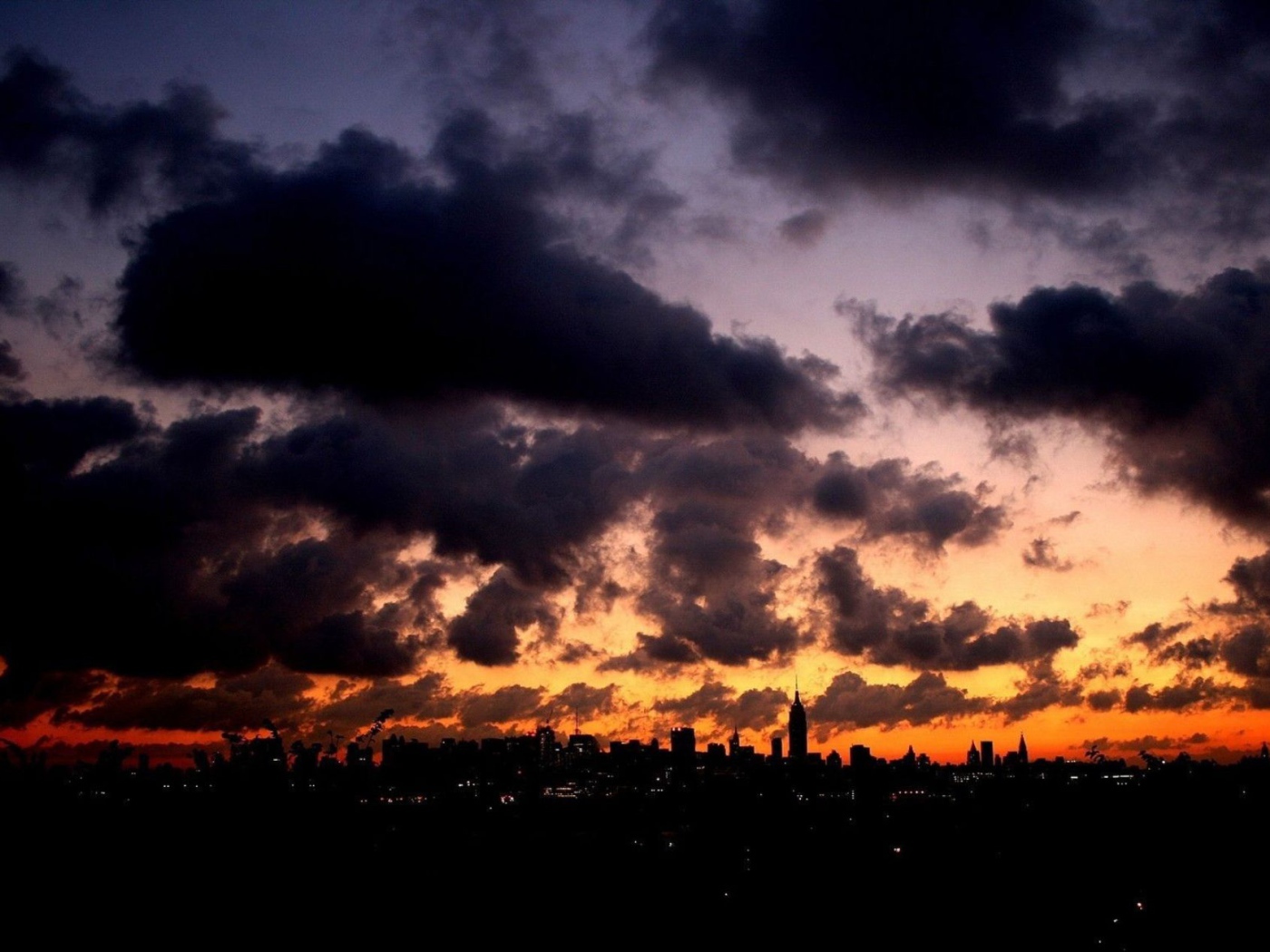 Темные облака над городом