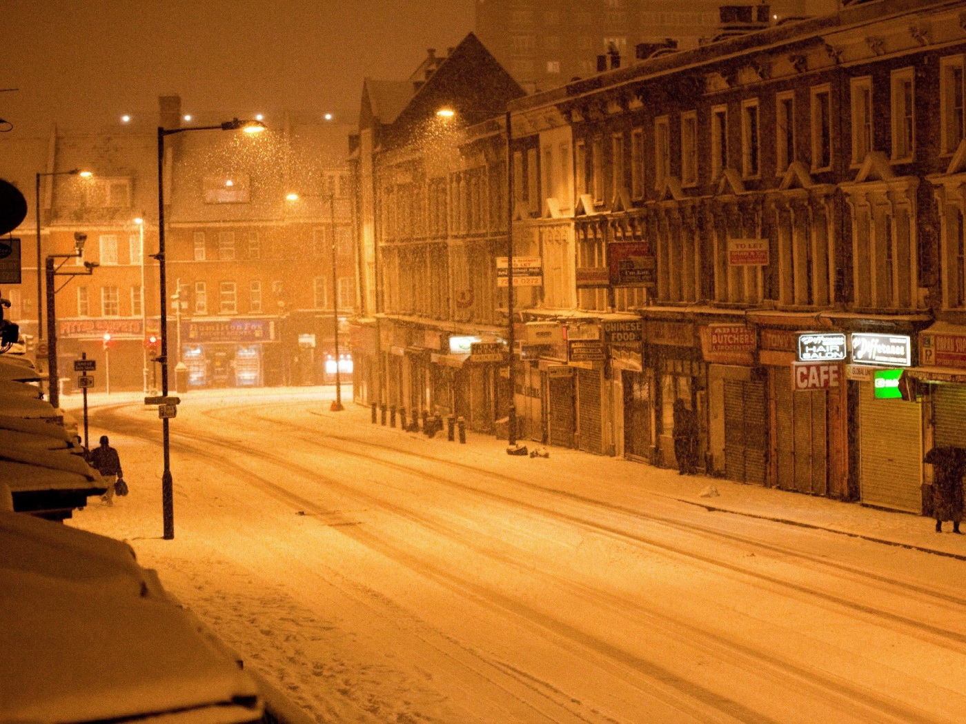 Пустынная зимняя улица в американском городе
