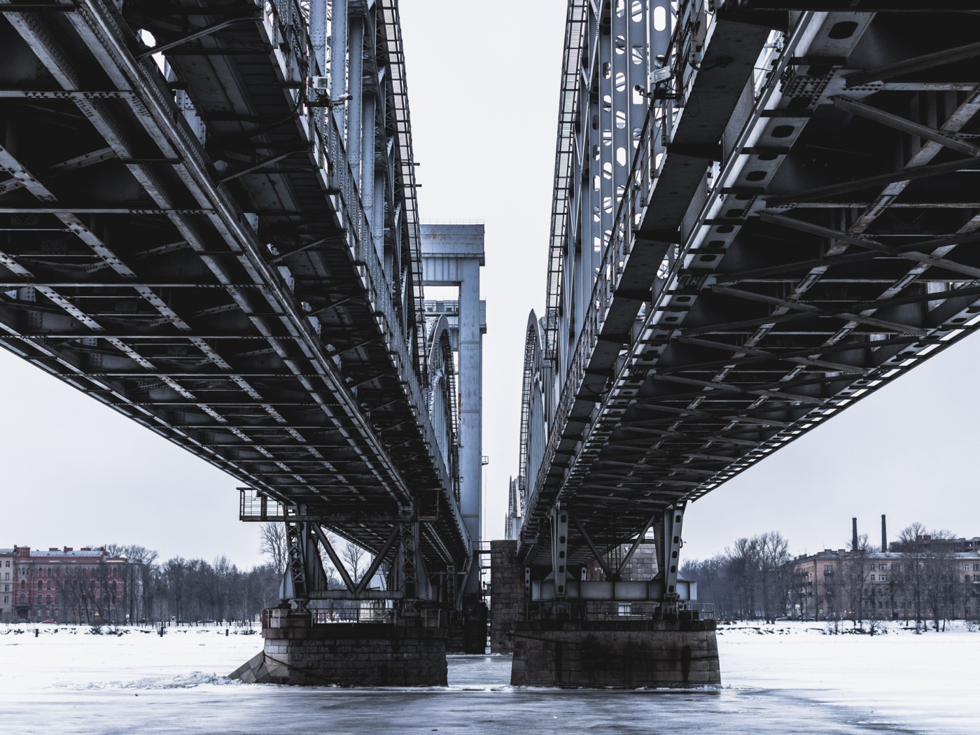 Двойной мост через реку в городе