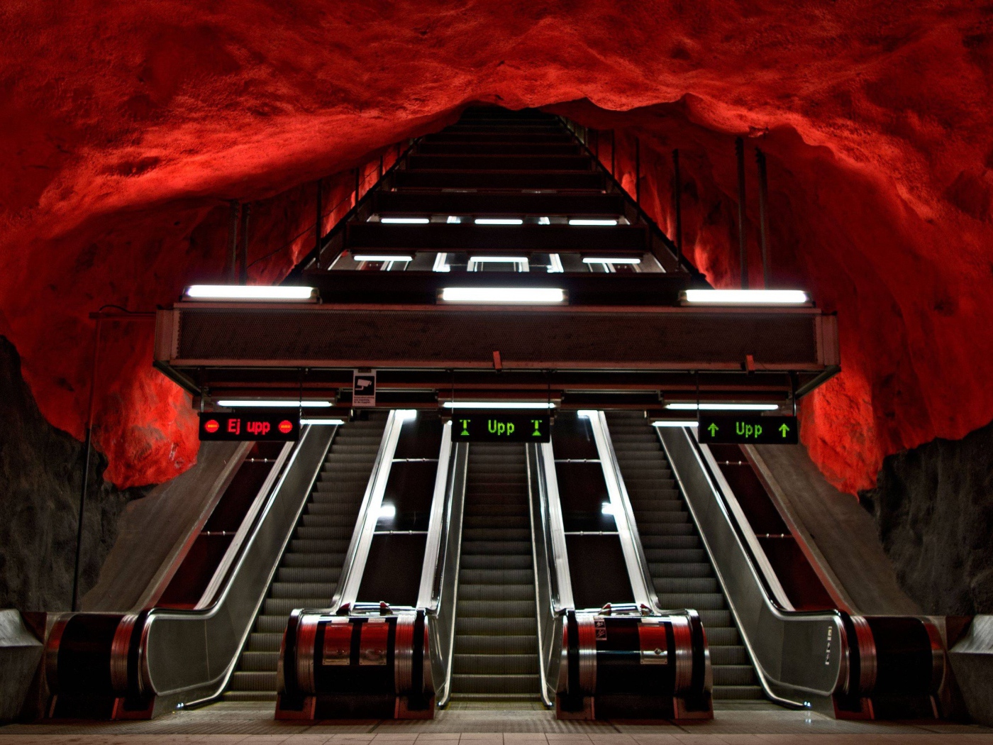 Эскалатор в метро Стокгольма