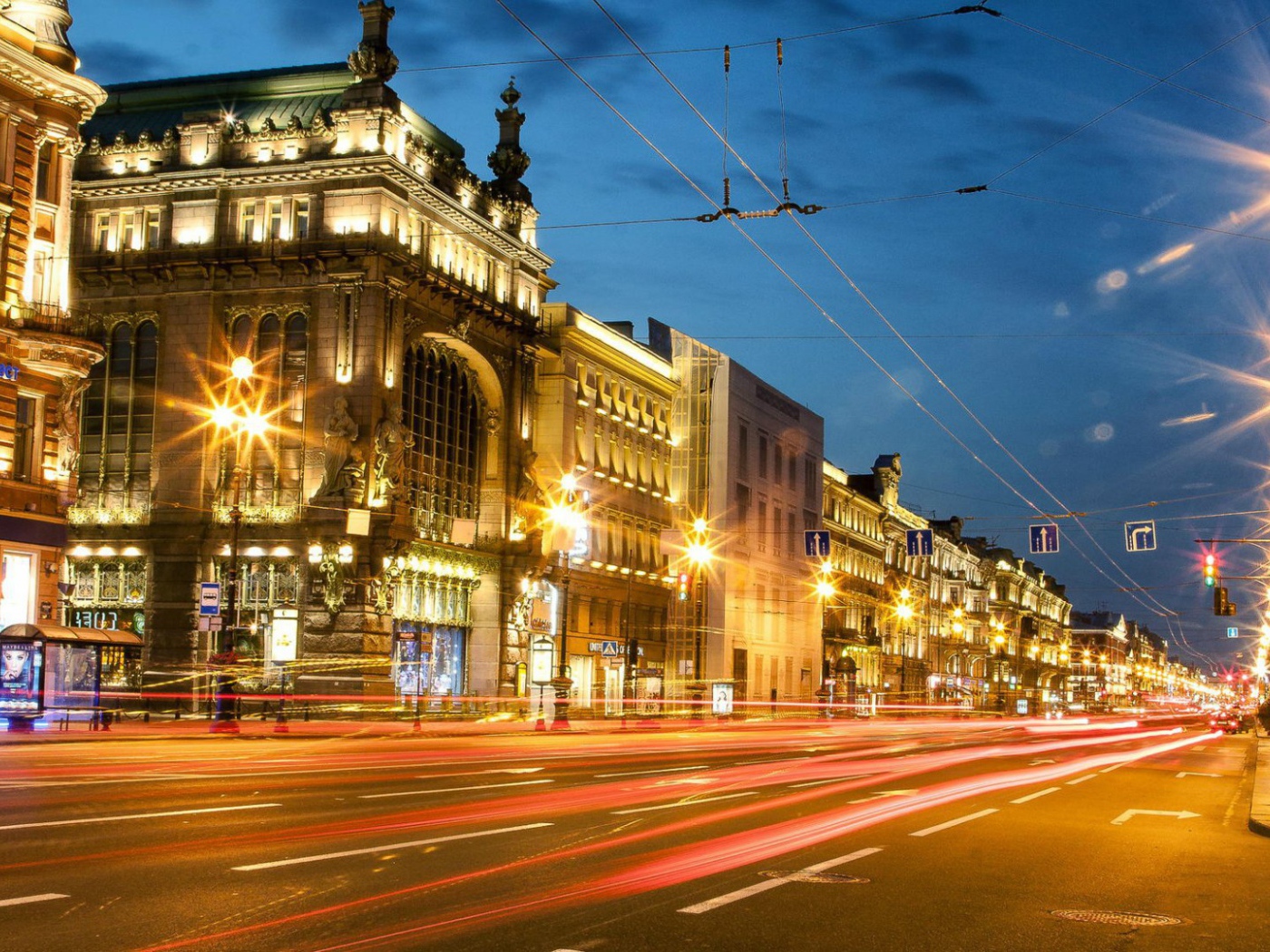 Вечерние огни на улице Санкт-Петербурга