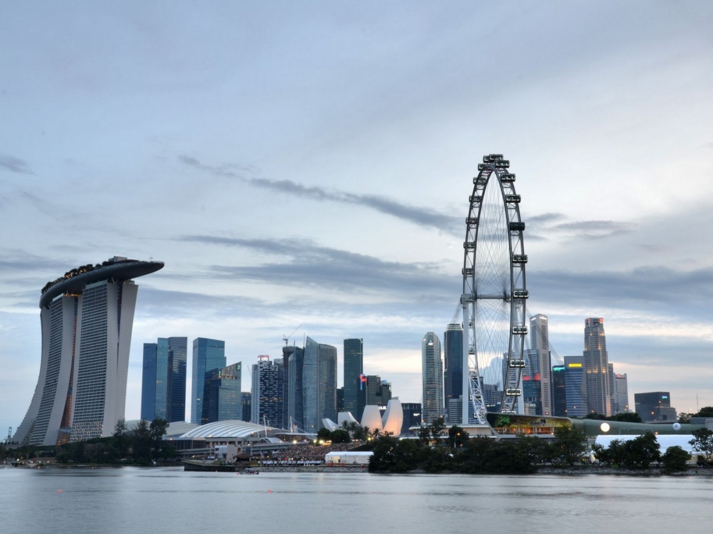 Колесо обозрения на фоне города в Сингапуре