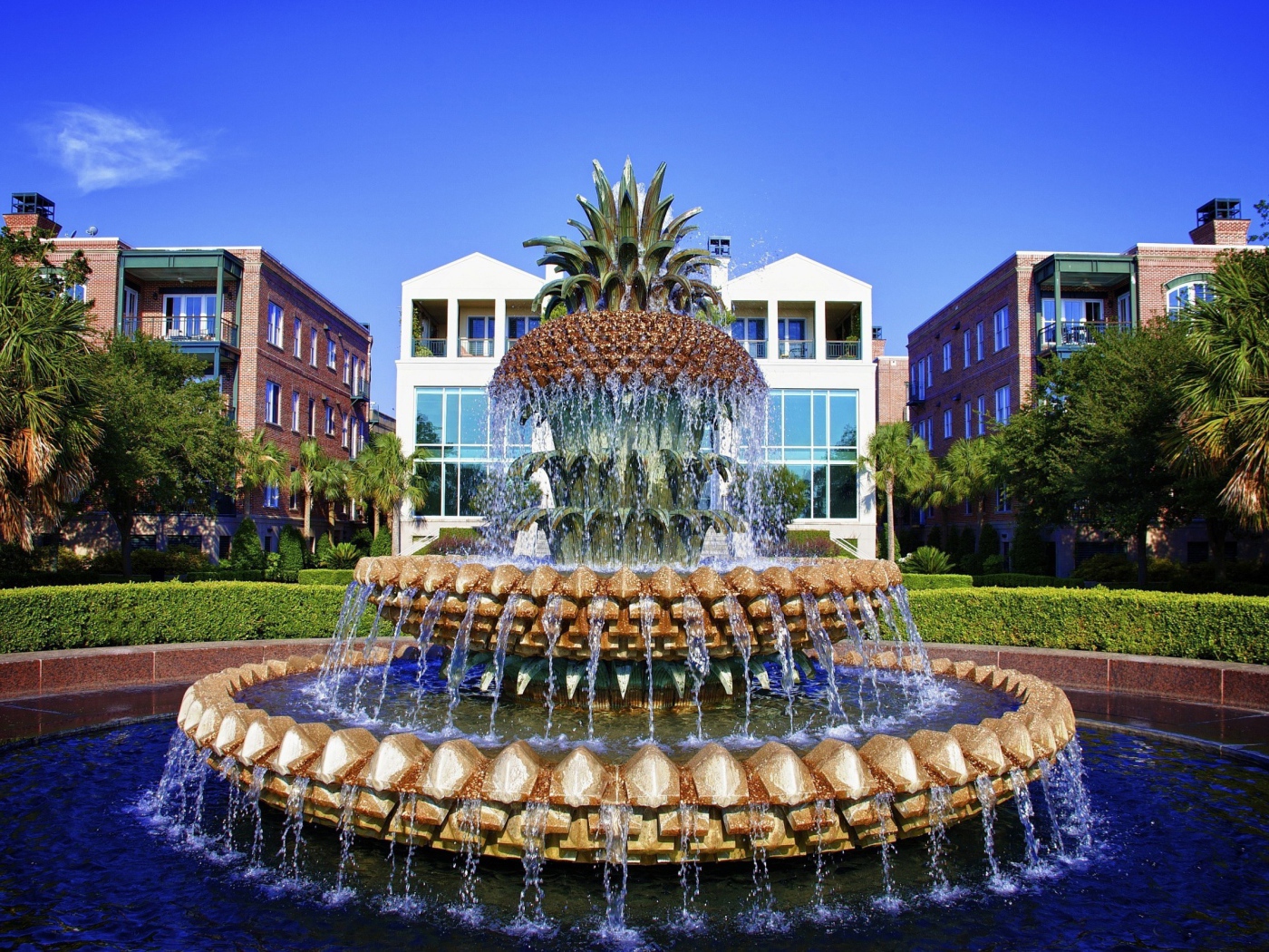 Фонтан в виде ананаса