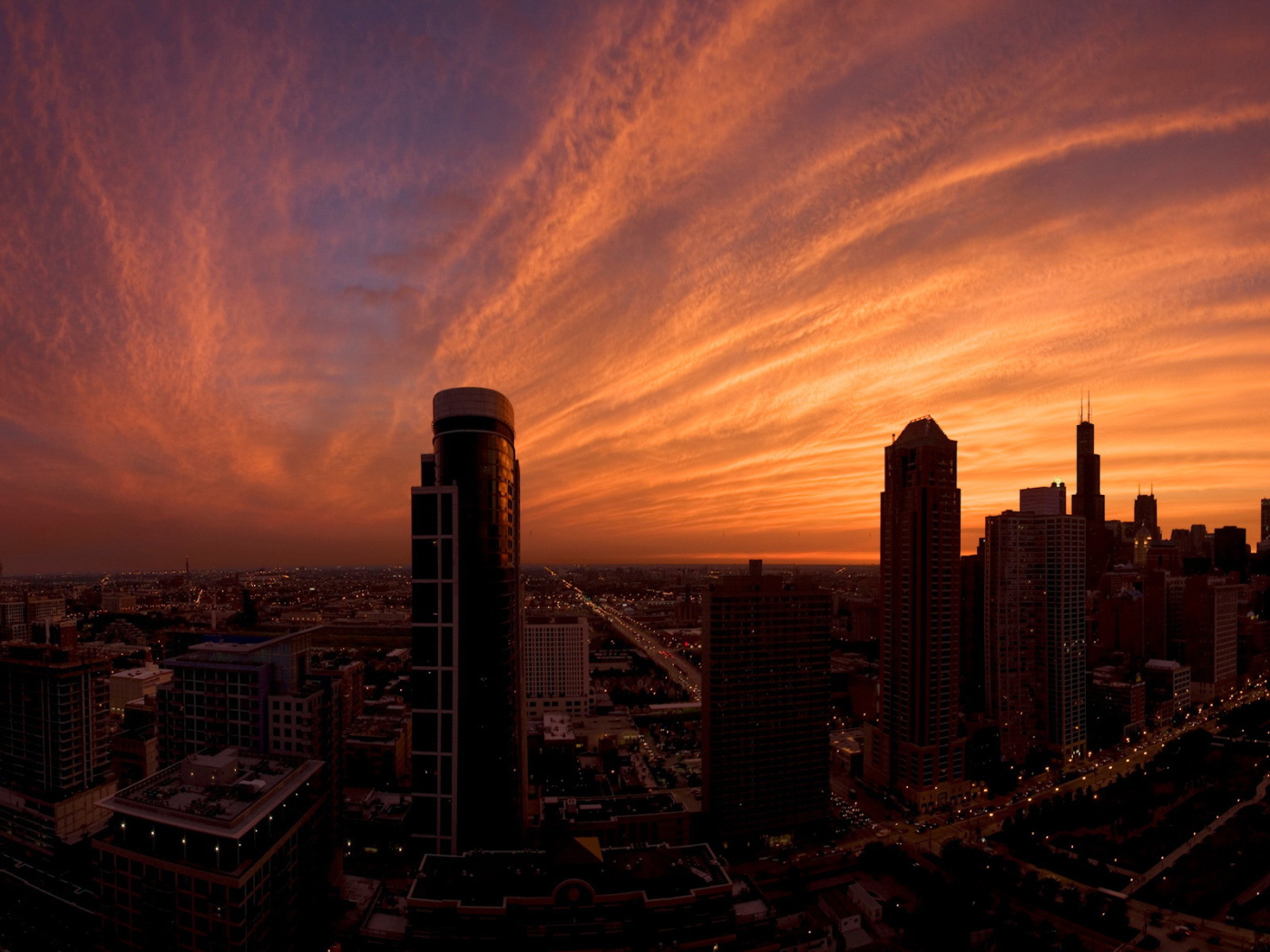 Светящиеся облака над городом
