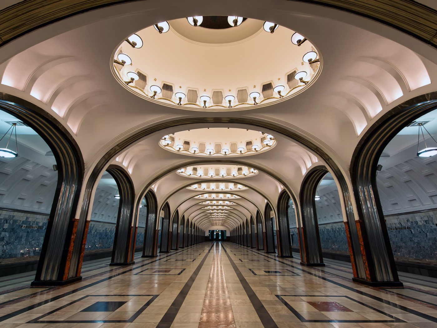 Интерьер одной из станций метро в Москве