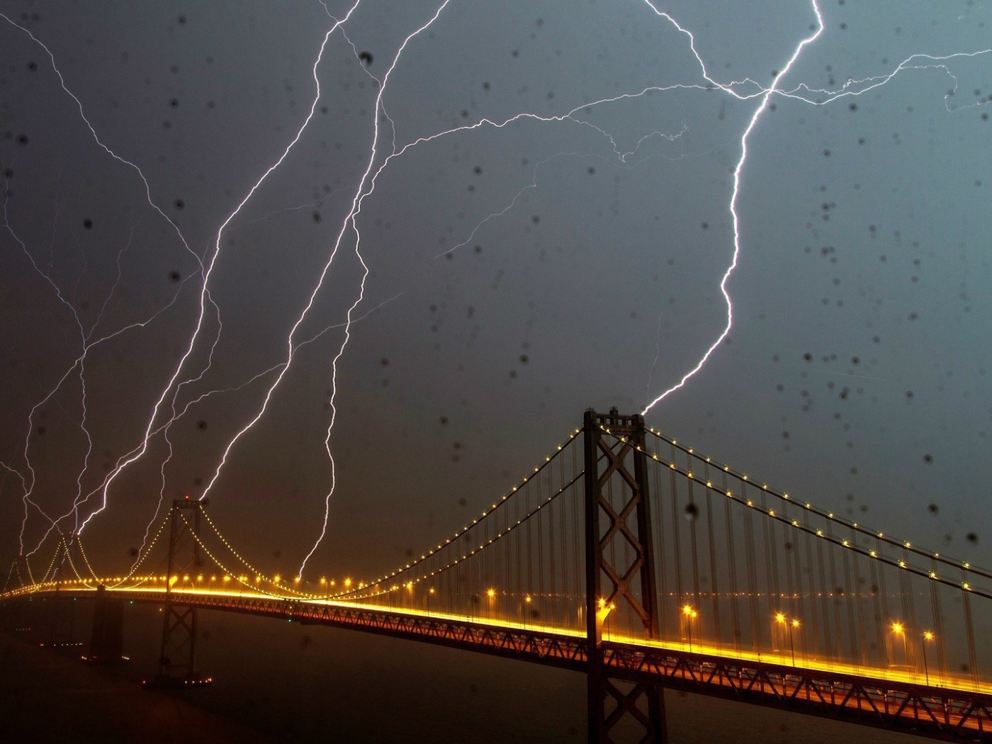 Молния поражает мост Бэй-Бридж в Сан-Франциско