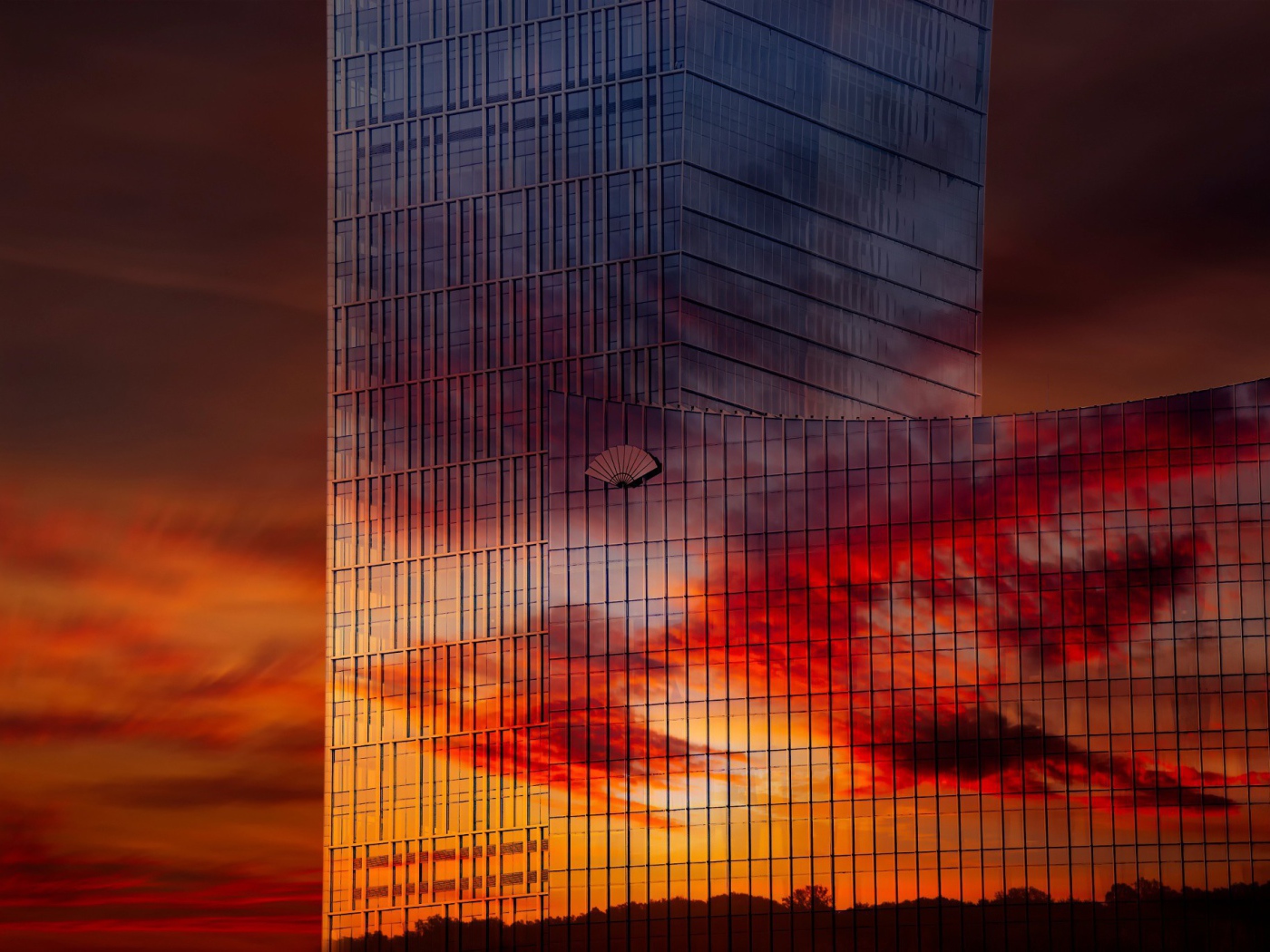 Зеркальный небоскреб в Китае