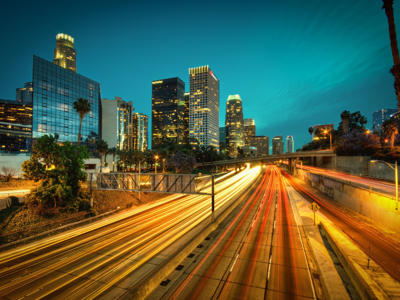 Ночное движение на трассе в городе