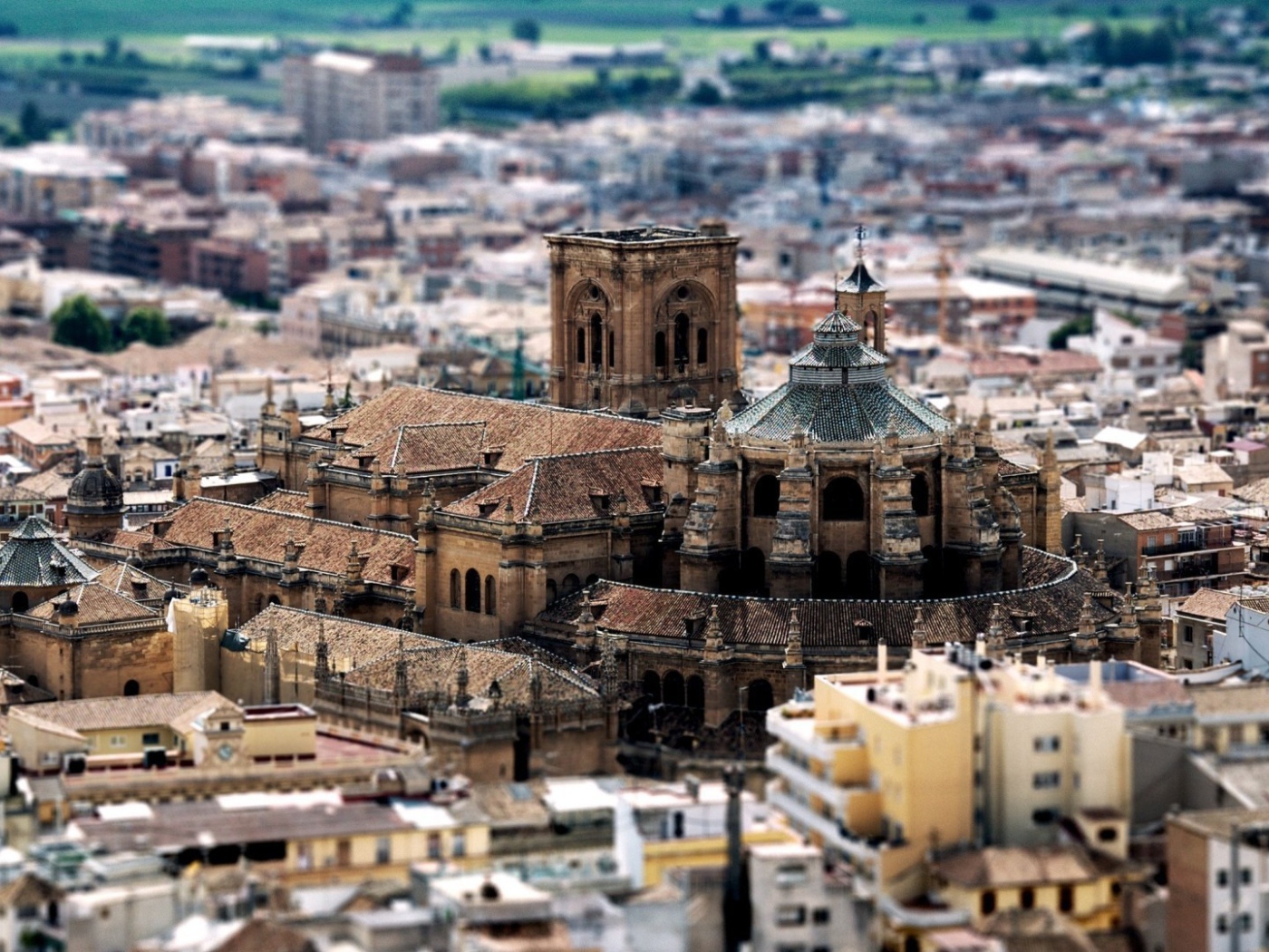 Старый храм посреди города