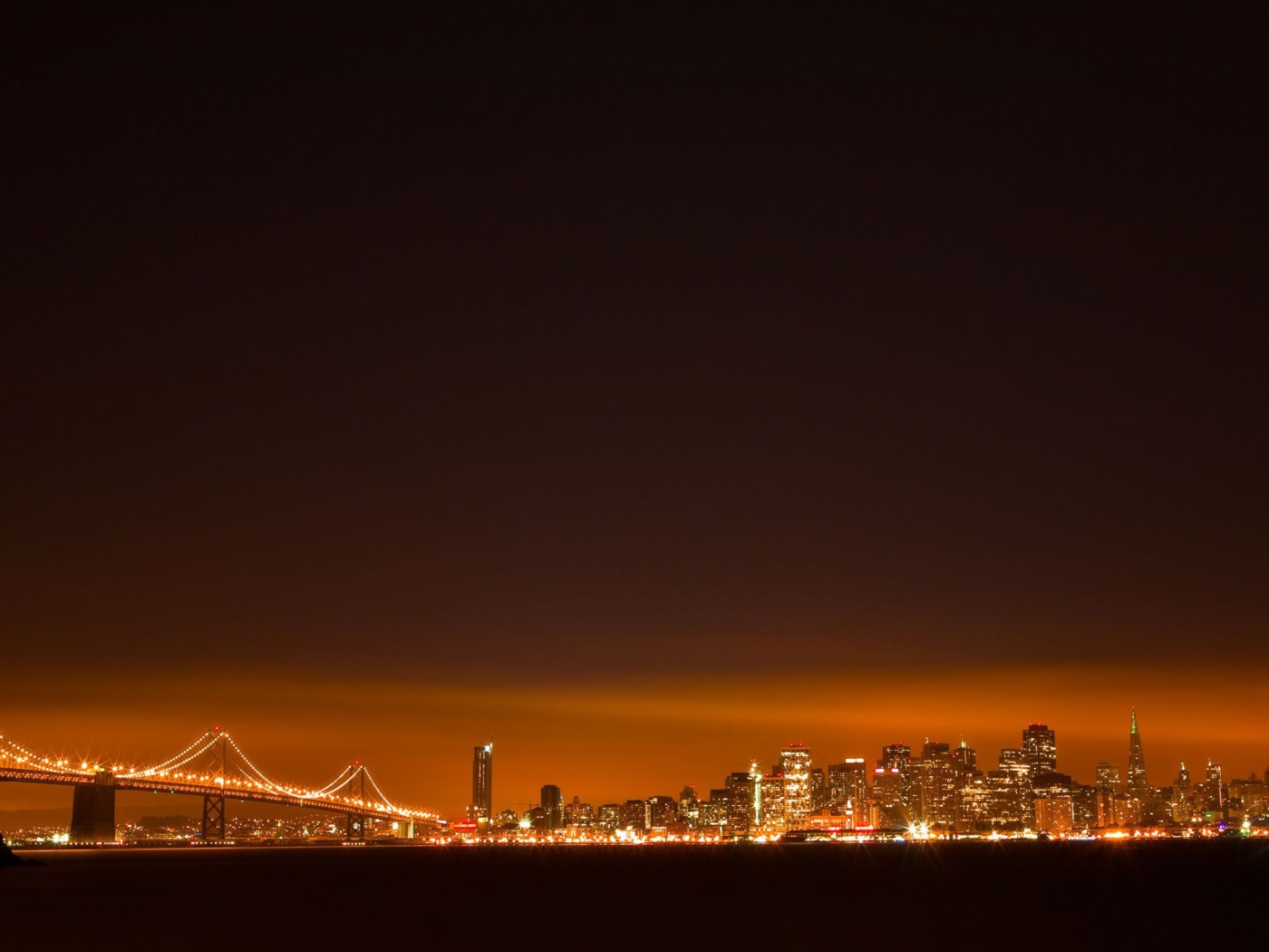 Оранжевое сияние над городом