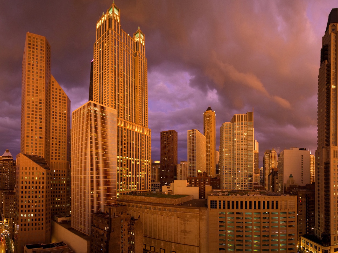 Оранжевая подсветка небоскребов Чикаго