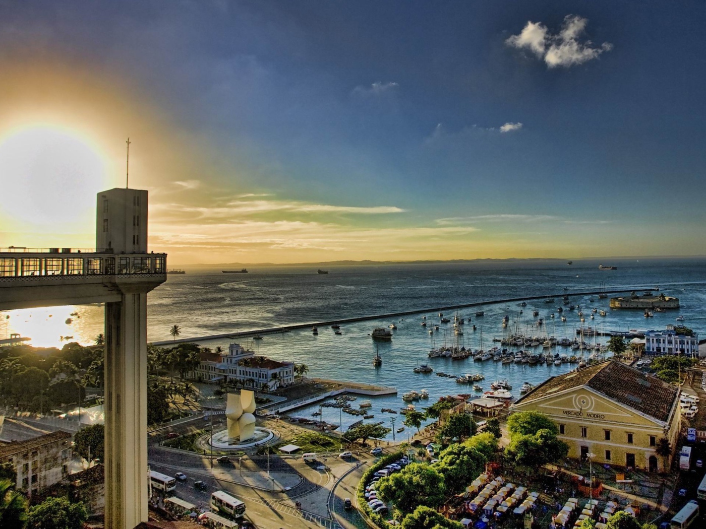 Панорама порта в городе в Италии